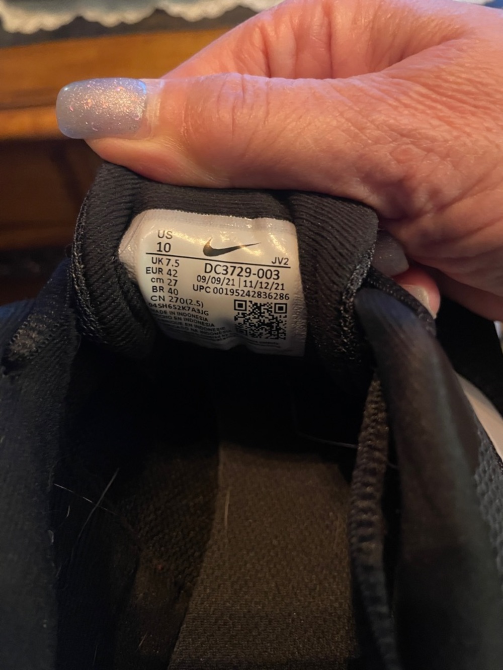 Nike Black and Women’s Athletic Running Sneakers - Picture 7 of 7